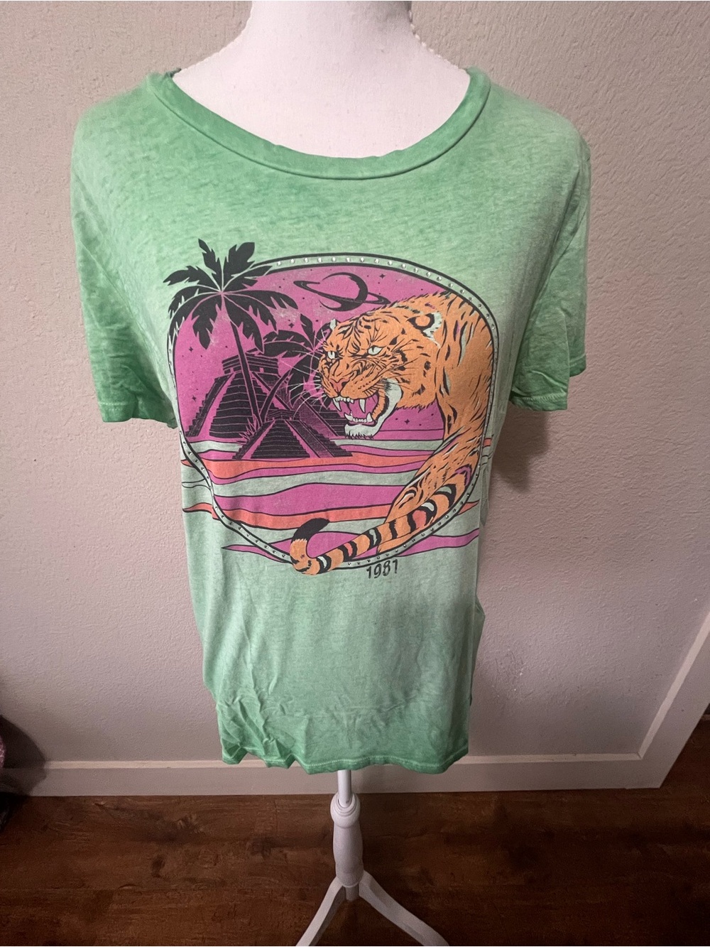 Vintage GUESS Green Graphic Tiger Tee